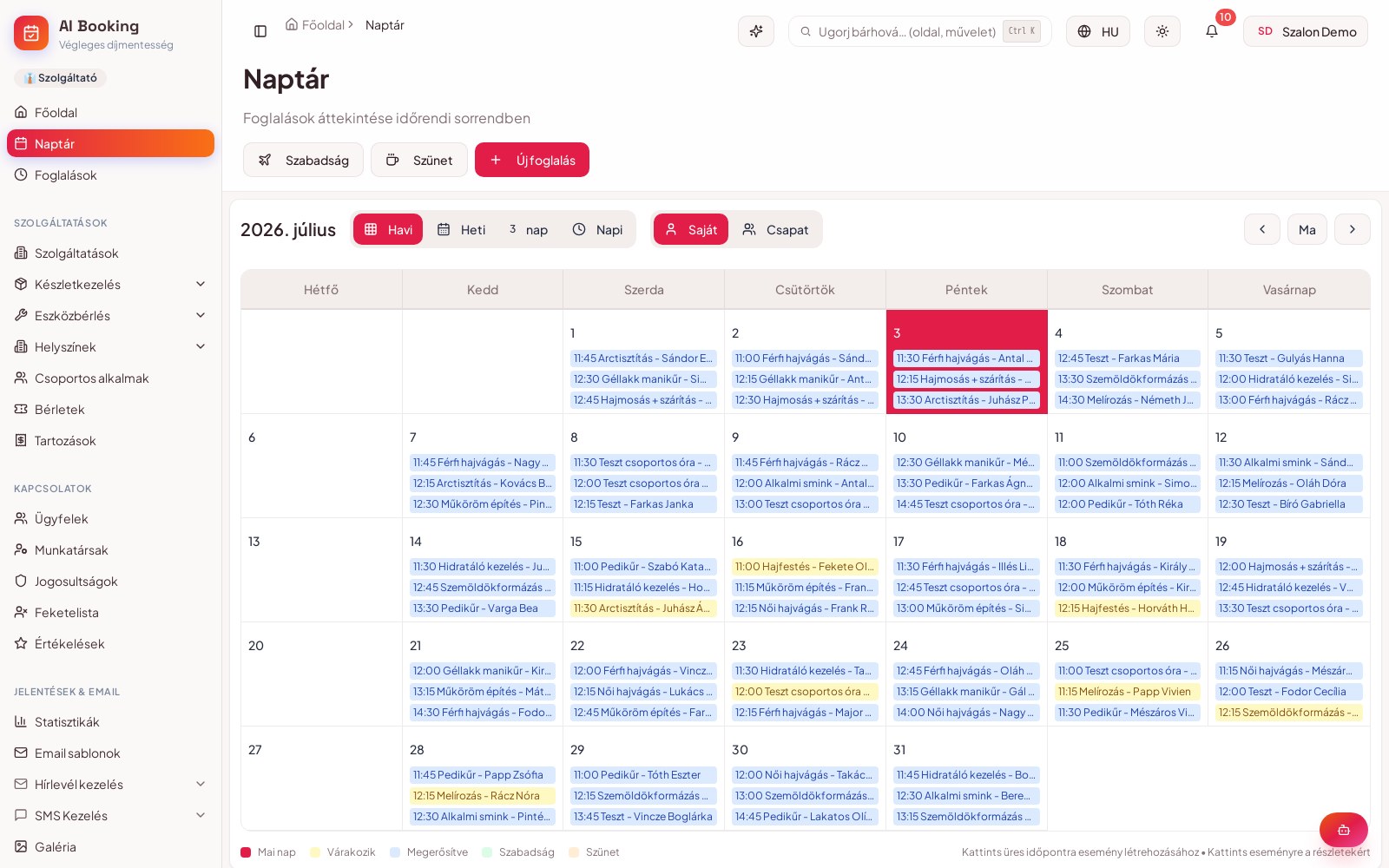AI Booking naptár-nézet havi bontásban — magyar foglalások munkatárs-színkóddal